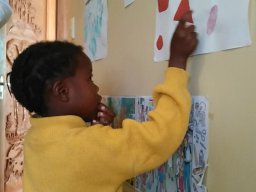 ein madchen zeigt stolz was es gelernt hat